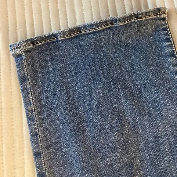 Size 10 Lucky Brand Sweet Boot Jeans. - Picture 6 of 6